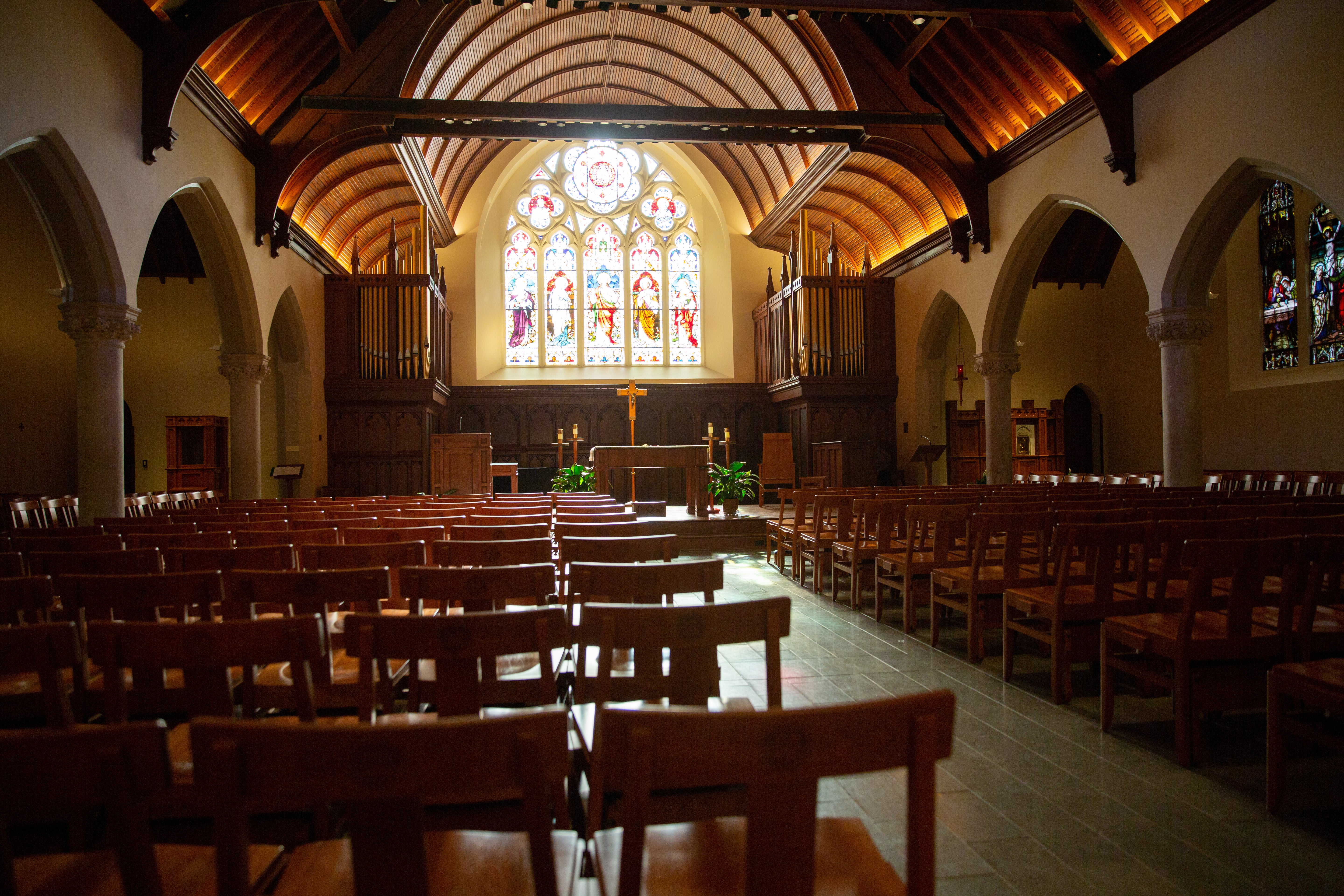 Rows of pews inside of Georgetown's Dahlgren Chapel.