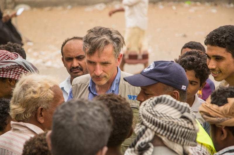 Stephen Anderson meets with WFP aid recipients in Yemen. © WFP/Fares Khoailed