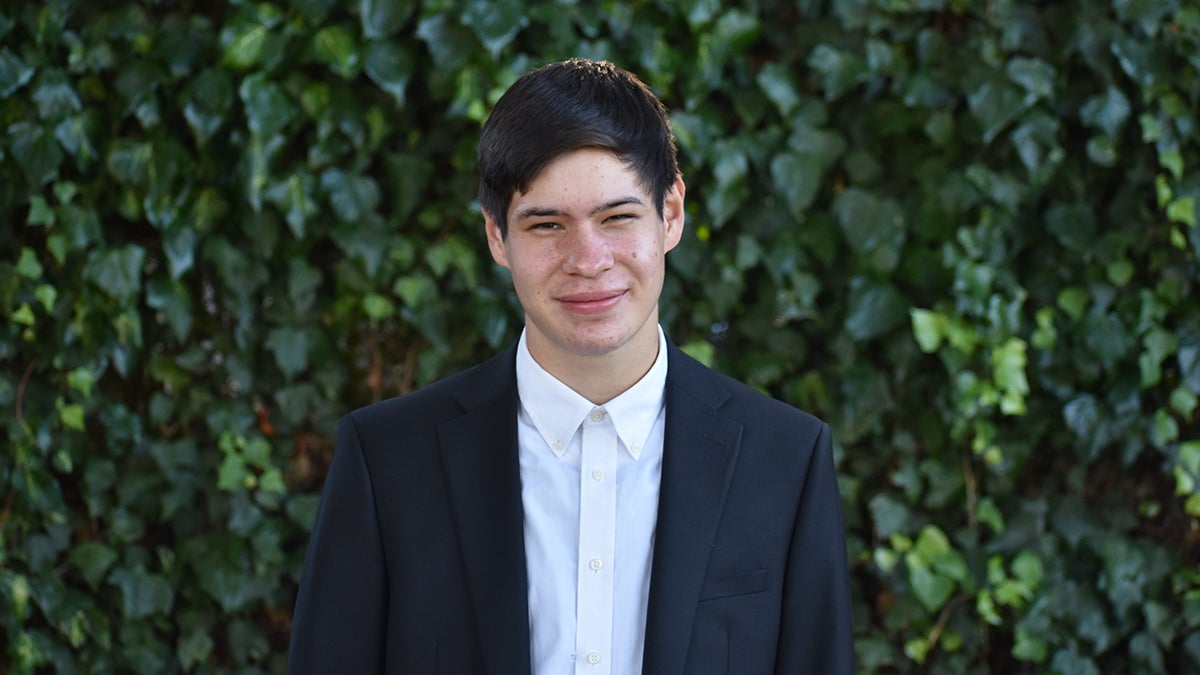 Maximilian Goetz in front of a green ivy wall