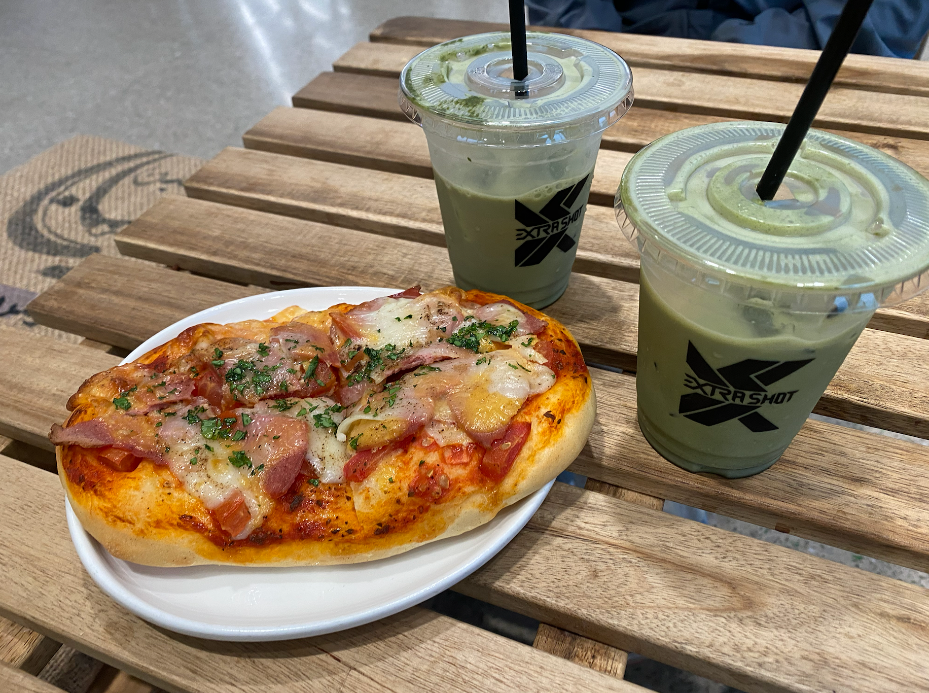 Mini pizza on a table with two drinks