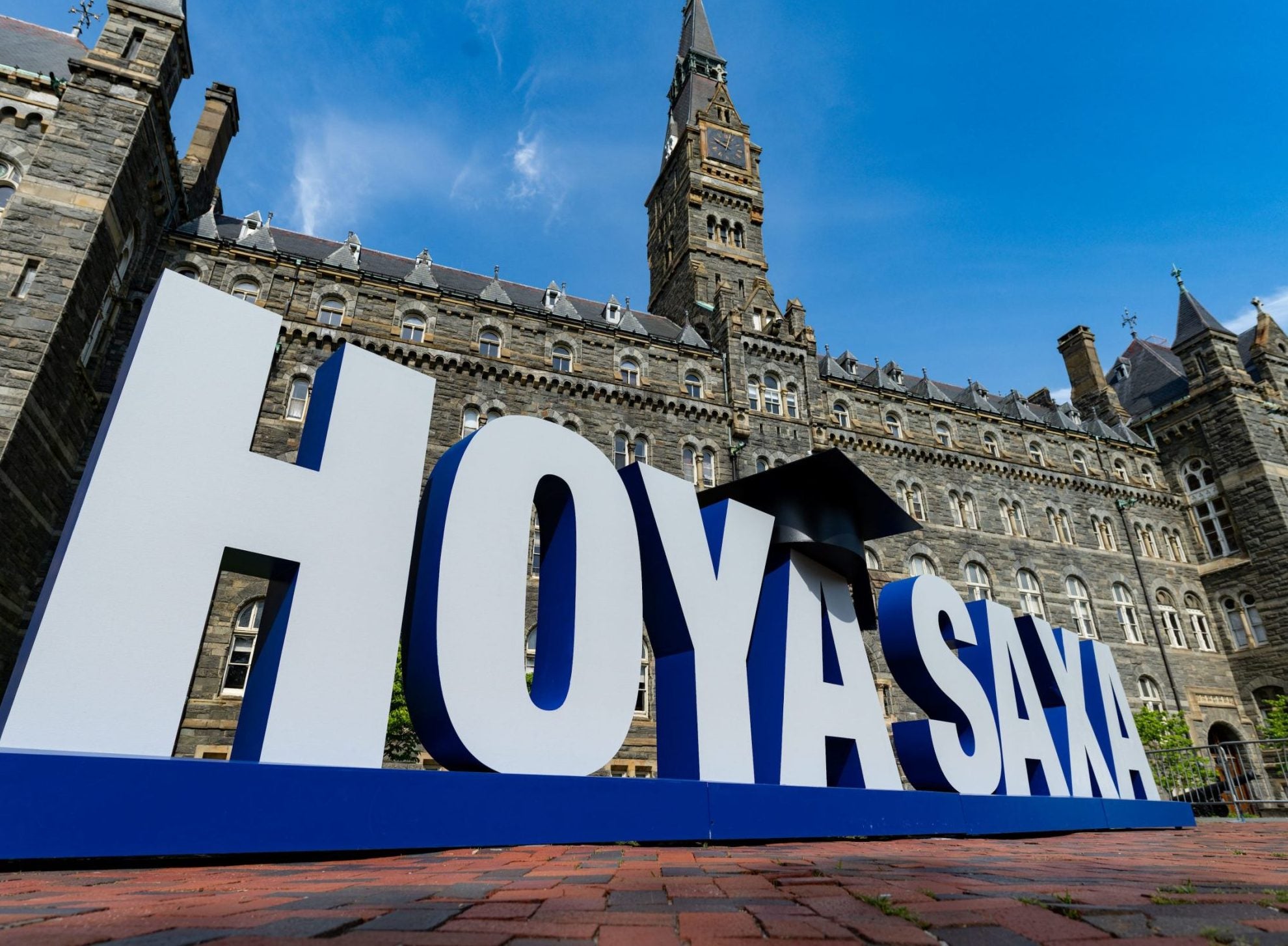 Hoya Saxa sign on Healy Lawn