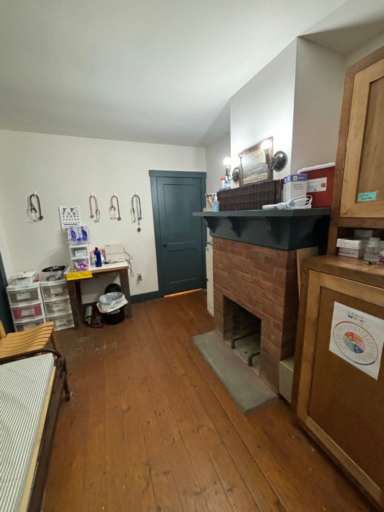 A room with various nursing/medical equipment