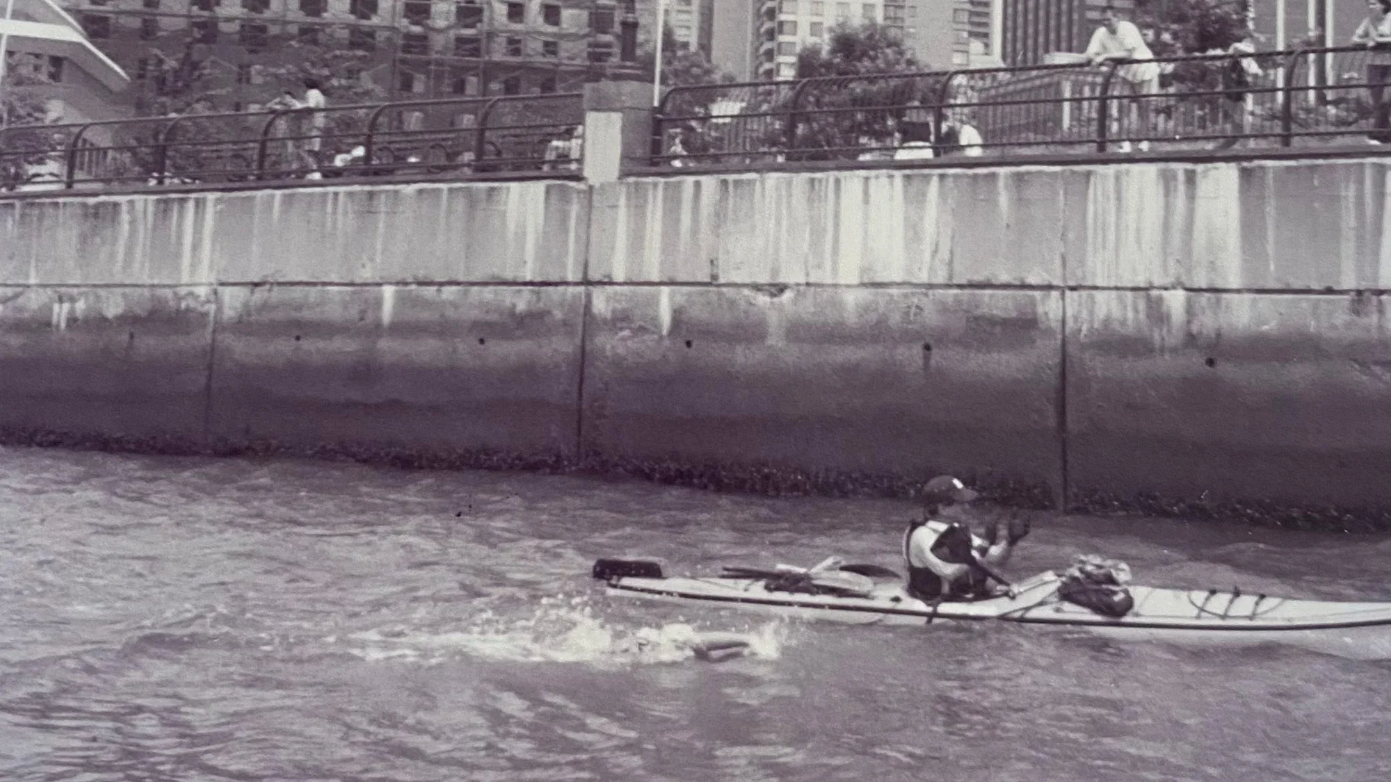 Tobie Smith swimming in the Manhattan Island Marathon