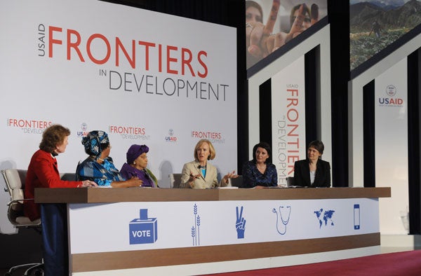 Judy Woodruff seated with Mary Robinson, Joyce Banda, Ellen Johnson Sirleaf, Atifete Jahjaga and Helen Clark