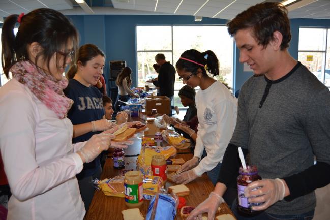 Students make sandwiches for Center for Social Justice